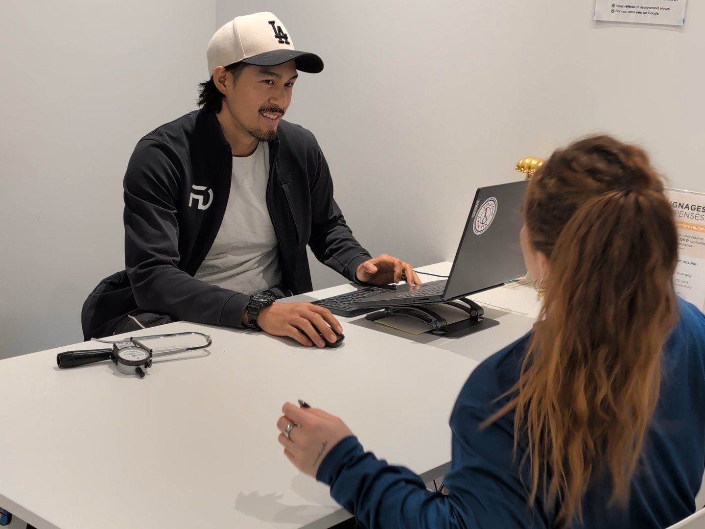 Un kinésiologue de FD Fitness explique les résultats de l’évaluation à une cliente